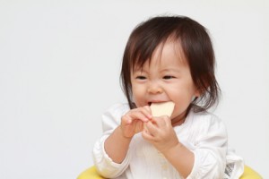 おやつを食べる赤ちゃん(0歳児)